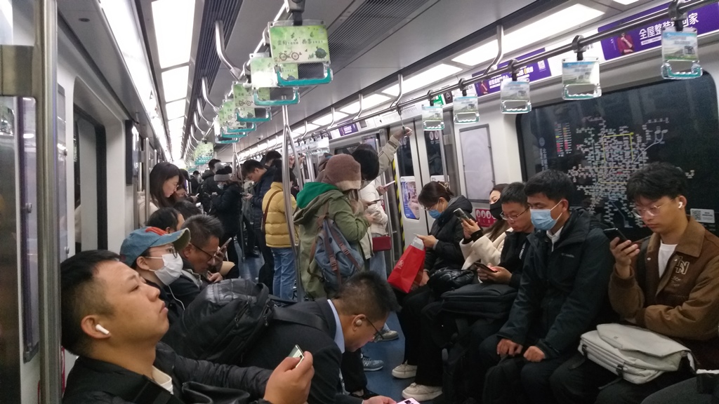 Путешествие по Пекину: Удобство пекинского метро и вкус традиционного кафе Цинчжень