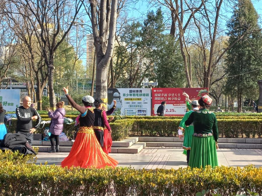 Как отдыхают в городских парках Пекина 🌿🧧