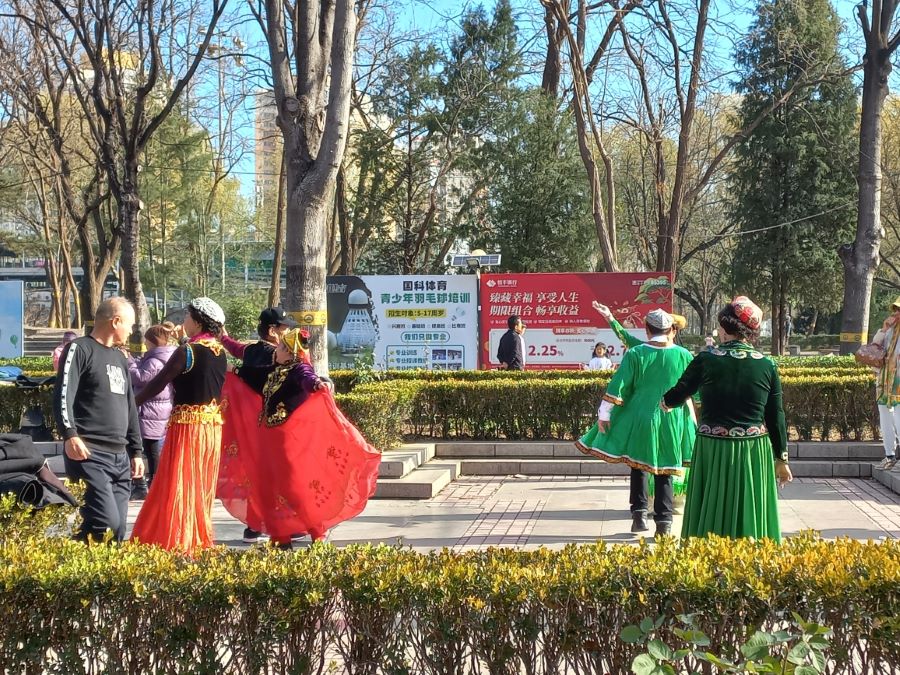 Как отдыхают в городских парках Пекина 🌿🧧