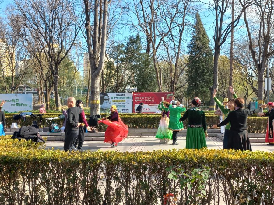 Как отдыхают в городских парках Пекина 🌿🧧