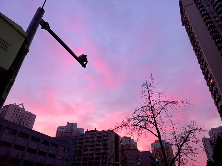 Нереальный закат в Пекине 🌇: как один вечер заставил город замереть