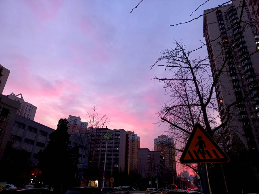 Нереальный закат в Пекине 🌇: как один вечер заставил город замереть