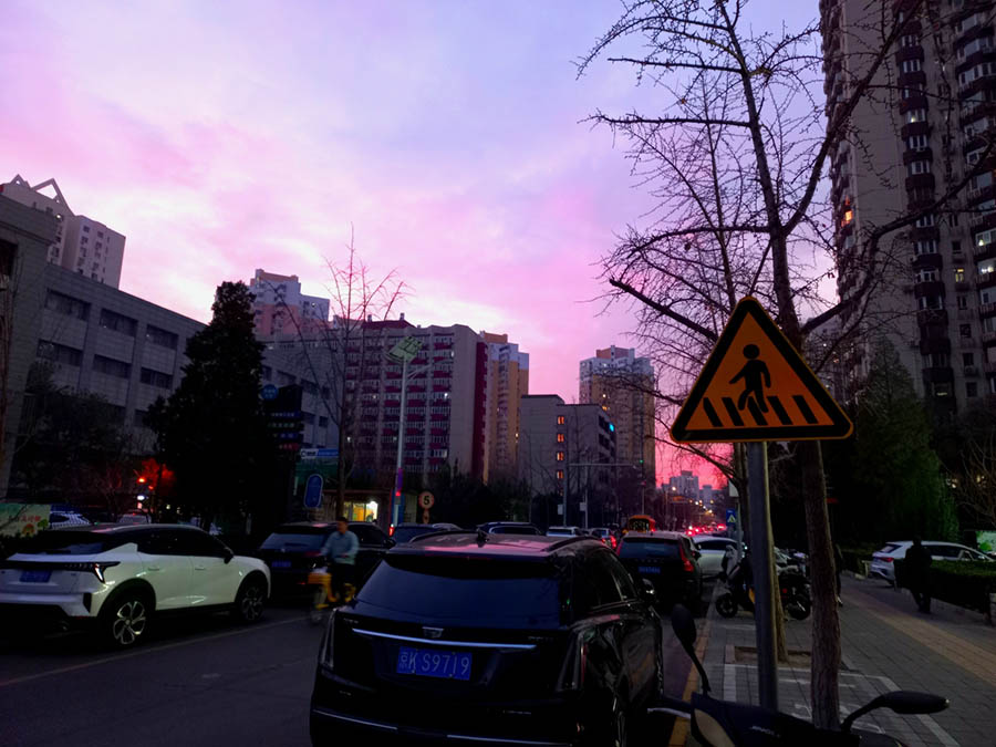 Нереальный закат в Пекине 🌇: как один вечер заставил город замереть