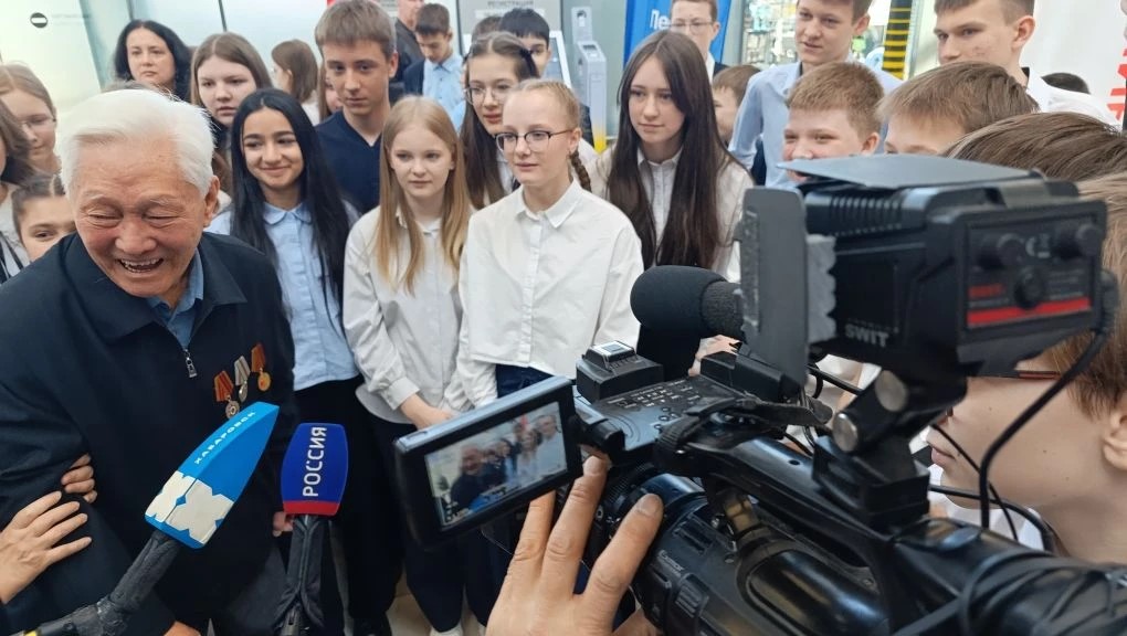 Писатель и коллекционер Ли Доли открыл выставку марок в аэропорту Хабаровска