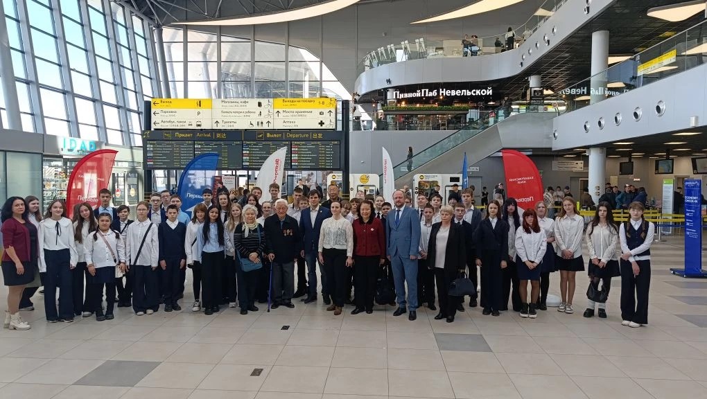 Писатель и коллекционер Ли Доли открыл выставку марок в аэропорту Хабаровска