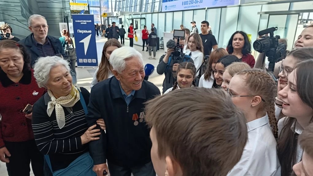 Писатель и коллекционер Ли Доли открыл выставку марок в аэропорту Хабаровска