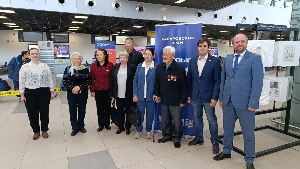 Писатель и коллекционер Ли Доли открыл выставку марок в аэропорту Хабаровска